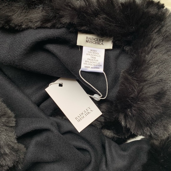 Badgley Mischka Large wrap w/faux chinchilla Black - Picture 3 of 7